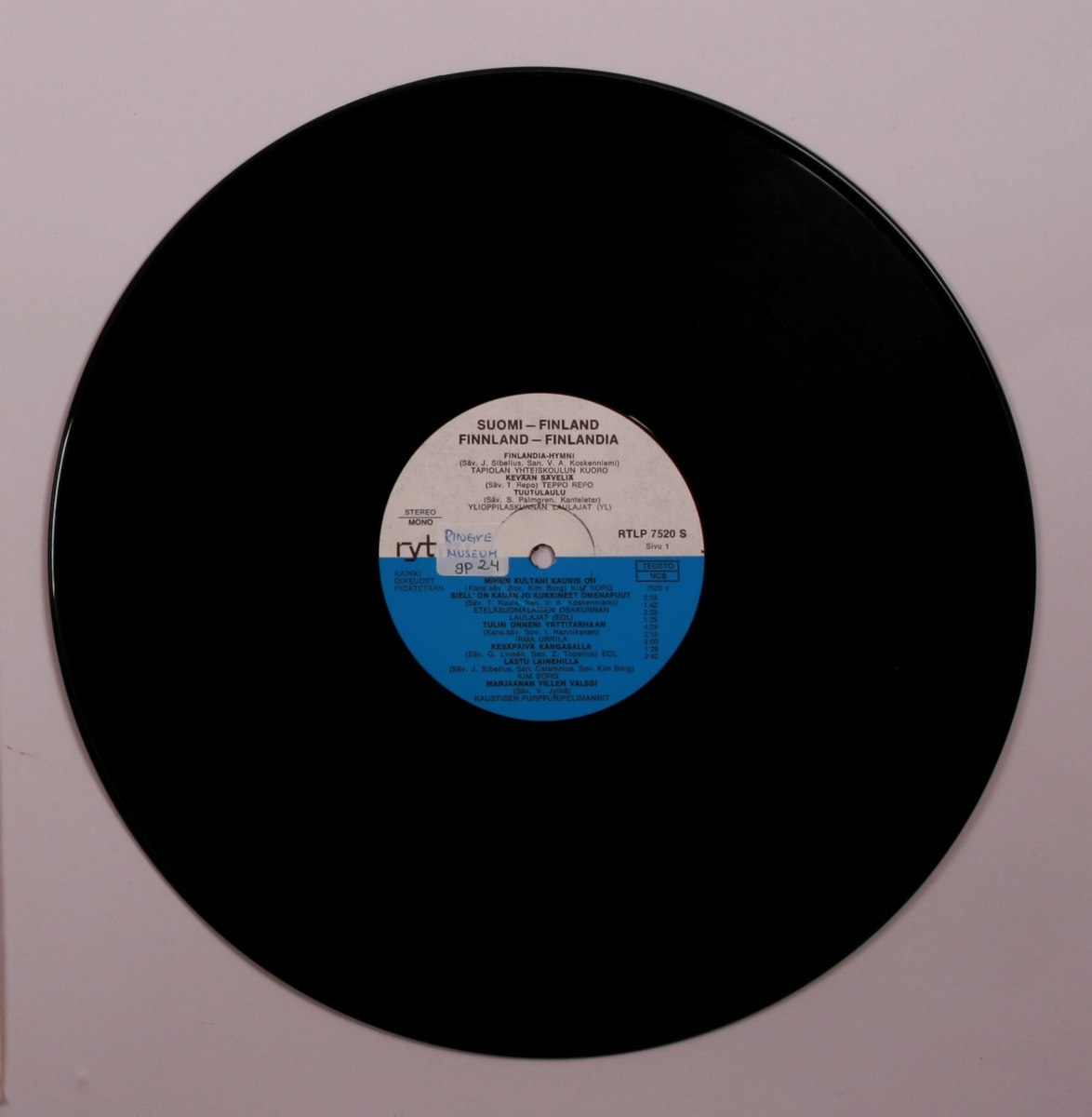 Grammofonplate i svart vinyl og plateomslag i papp. Plata ligger i en plastlomme.
