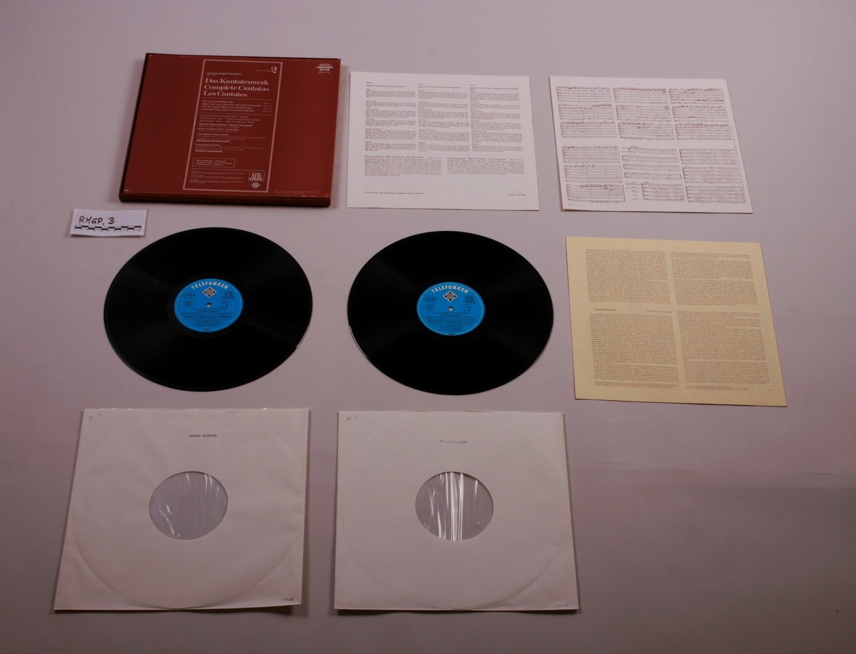 Grammofonplater i svart vinyl og plateboks i papp. Notehefte og to informasjonshefter.