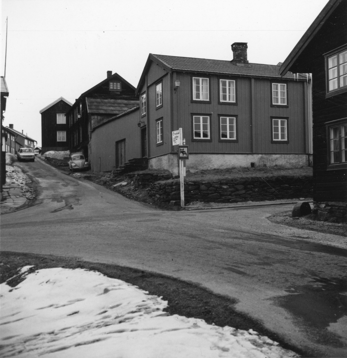 Tre foto fra øverste del av Kjerkgata og nederste del av Svenskveien på Haugan, Røros. Området Korset/Korsveien. Påska 1974