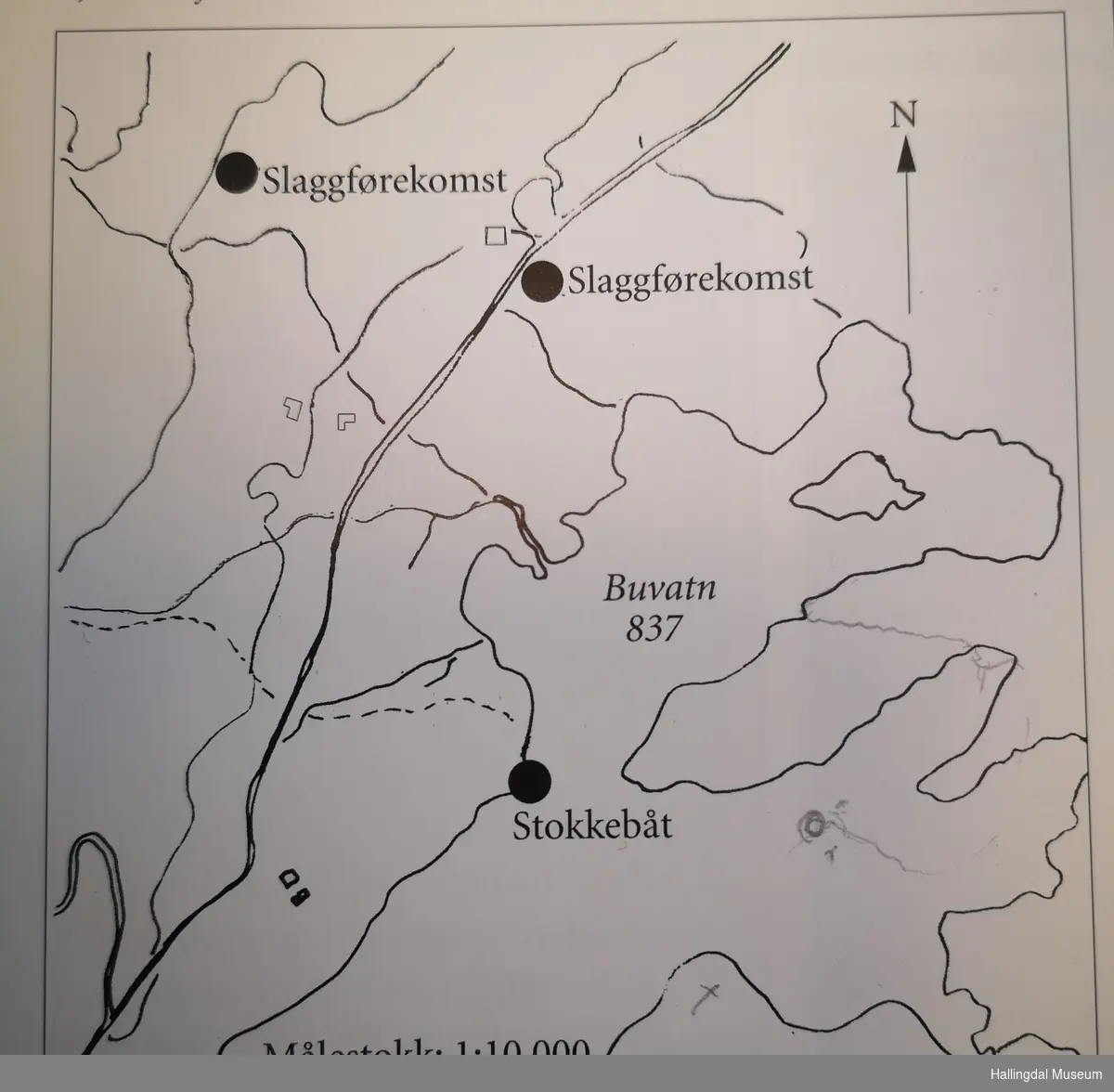Stokkebåt funnet i Buvatn i Nes Østmark av Knut Engene i 1950- åra.  
Tre, skåret. Uthult trestamme.  I den ene ende tilspisset.  I den andre forhøyet i trapper.  Meget defekt.