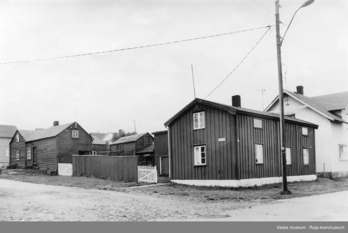Tuomainengården, Slettengata 21 i Vadsø. Et fredet gårdstun fra 1850-tallet. Anlegget, en kvensk/norskfinsk gård, består bl.a. av bolig, stall, sauna, bakeri, butikk og smie. Tuomainengården ble fredet i 1990.