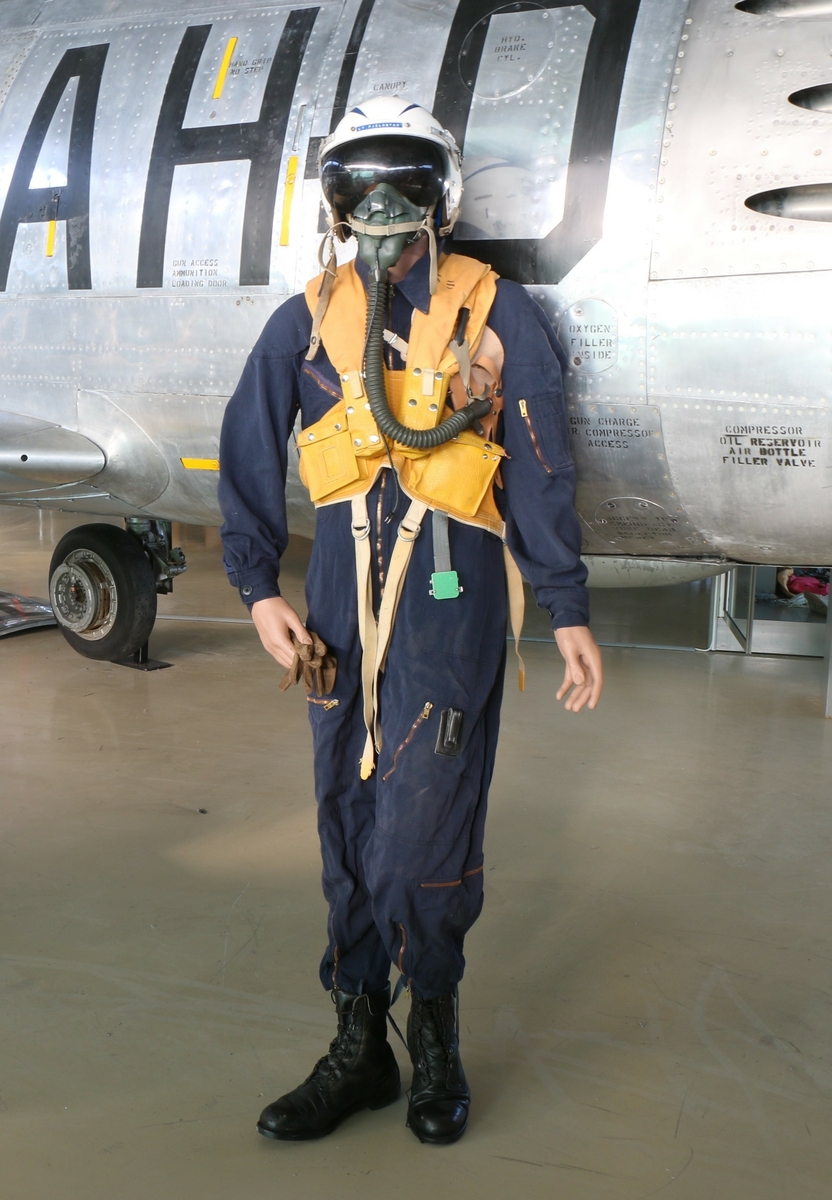 Flightsuit montert på dukke i F-86F Cockpit