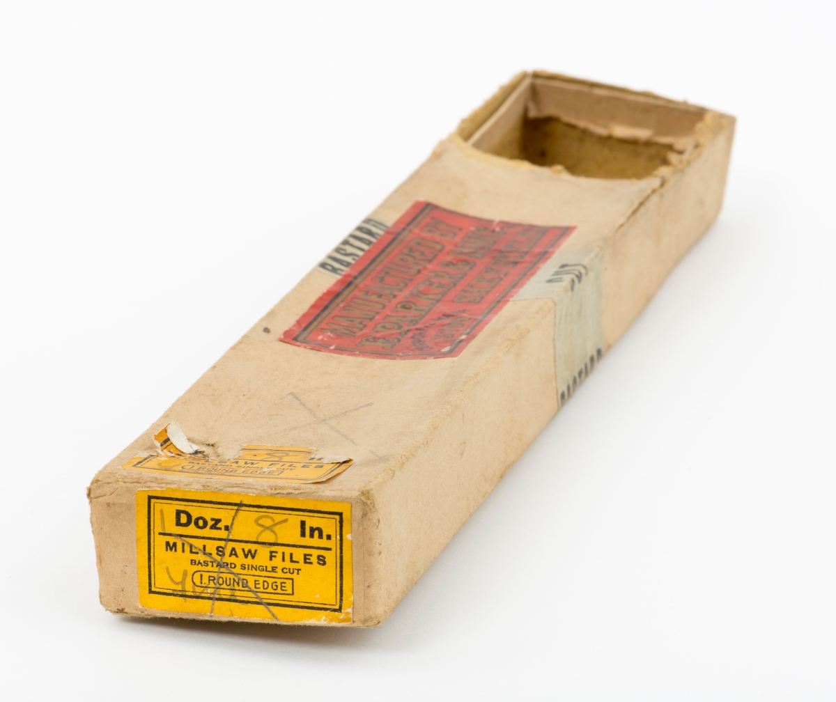 En rektangulær eske, pappeske, med lokk for oppbevaring av filer, sagfiler, fra firmaet E. Parker & Sons, Sheffield, England. Det er ingen sagfiler i esken. Filene som har vært oppbevart i esken er brukt til vedlikehold av sagbladene til skogssager. (Skjerping av sagbladtenner.) Deler av eskens lokk, et parti som er cirka, 6,5 x 5, 5 cm, mangler. (For registrator kan det se ut som om dette partiet er skåret ut, slik at en kunne ta ut filer fra esken uten å fjerne lokket.)