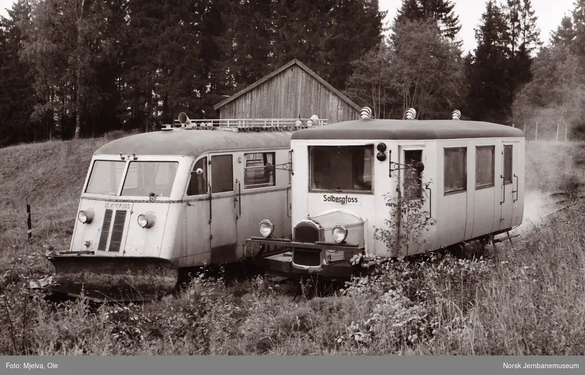 Solbergfossbanens motorvogner nr. 1 og 2 ved Onstad holdeplass