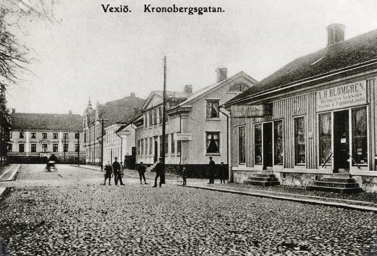 Kronobergsgatan, Växjö. Vy norrut med kvarteren Nordstjernan och Lyktan till höger. Tidigt 1900-tal.
I bakgrunden syns den s.k. Baumgartenska gården, som länge fungerade som församlingshem.