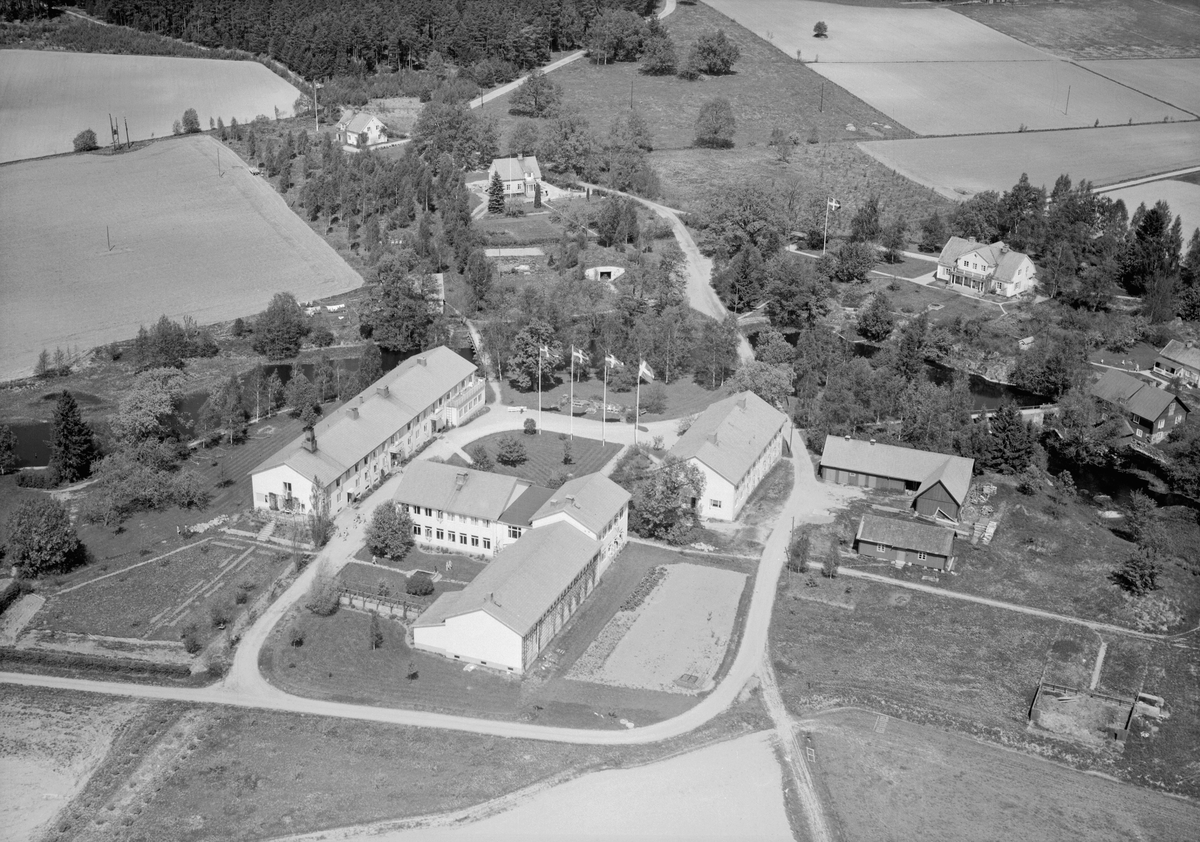 Lunnevads folkhögskola grundades redan 1868 under namnet Östergötlands folkhögskola. De första åren låg skolan i Herrestad söder om Vadstena men flyttades 1872 till nuvarande plats i Sjögestad. Vid tiden för bilden hade anläggningen som synes utvecklats till en modern utbildningsanstalt.