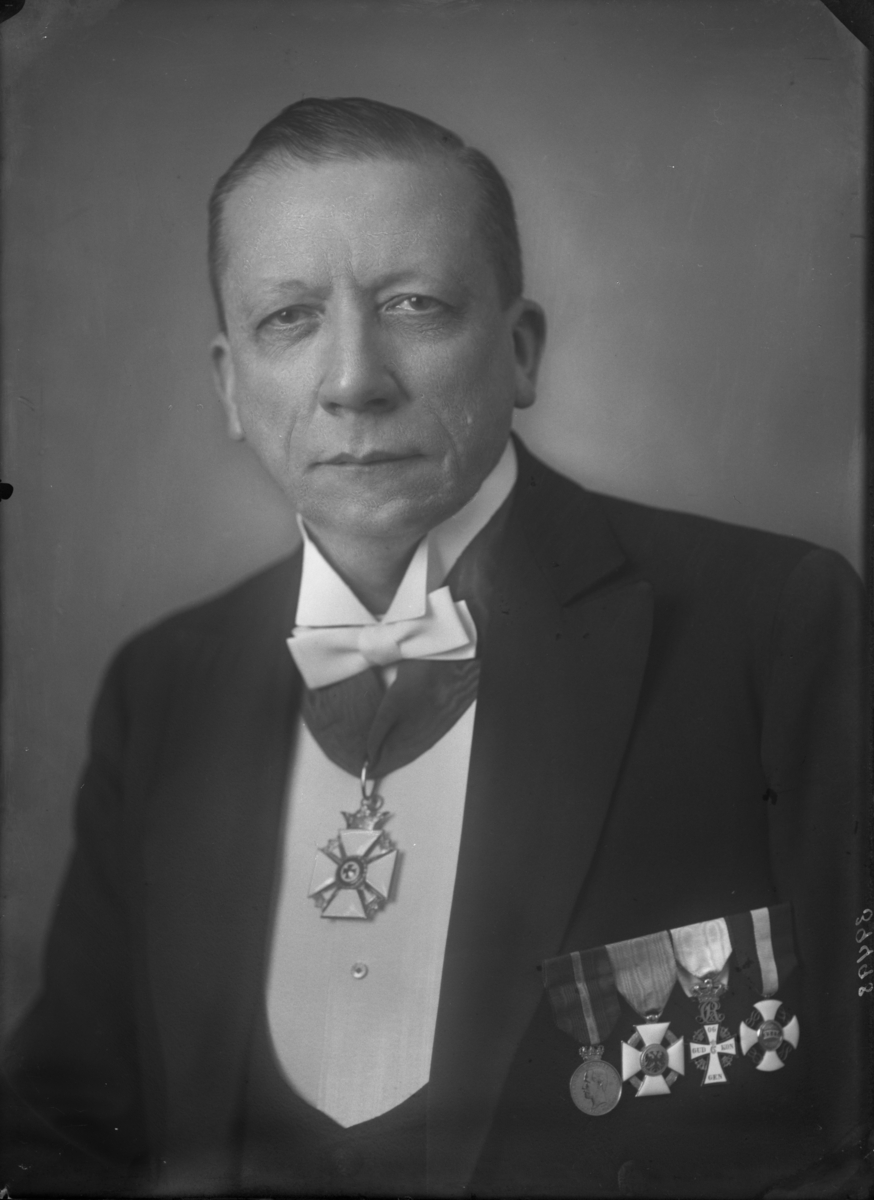 Portrett av J.C. Koren Wiberg med medaljer, ordener og formelt antrekk.