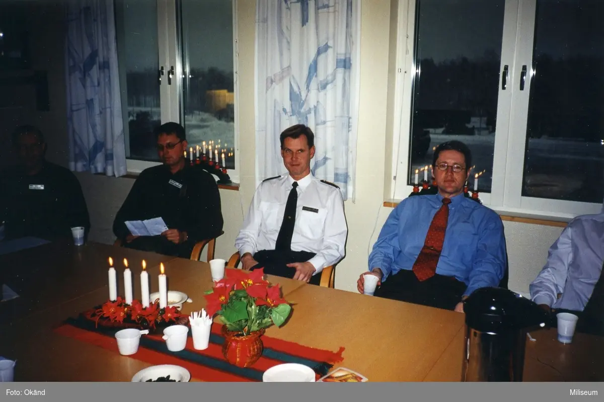 Julkaffe på I 12. Från vänster Leif-Erik Edvardsson, I 12, Anders Wireskog, I 12,  överste Bengt Axelsson, brigadchef I 12, ?.