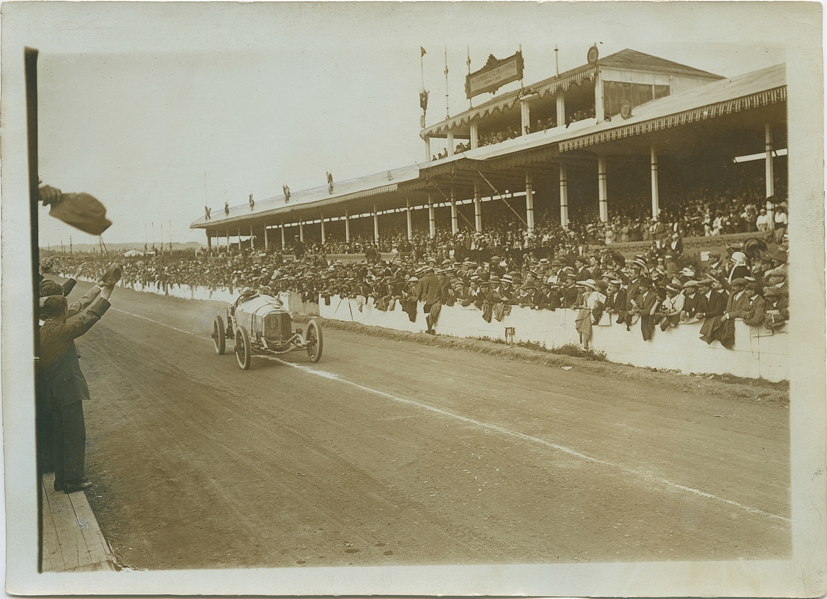 Biltävlingen Grand Prix 1914, Frankrike. Christian Lautenschlager med startnummer 28 vann loppet i en Mercedes GP.
Fotografi från John Neréns motorhistoriska samling.