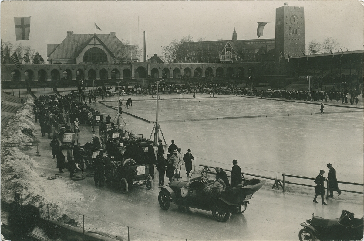 Biltävling vid Stadion i Stockholm.
Fotografi från John Neréns motorhistoriska samling.