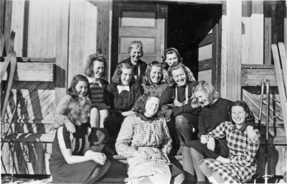 Unge kvinner på en tram. Fra et vevkurs på Solumsmoen, 1946-47.