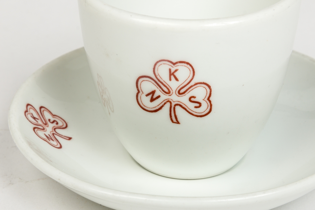 Kaffekopp fra Porgrund porselen med logo med kopp og asjett