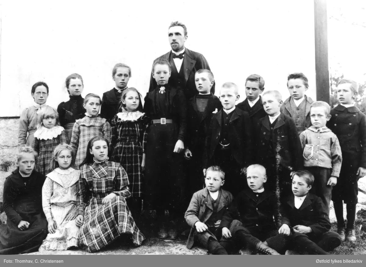 Elevene ved Neaskog skole i Varteig 1900. Lærer er P. Andersen Eng, han var også kirkesanger. Født i Rakkestad. Navneliste med plassering, se fotokort.