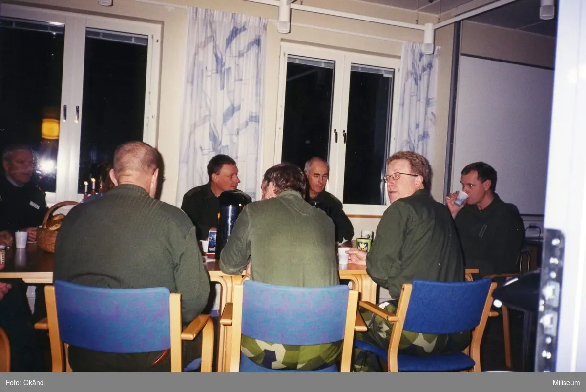Sammanträdesrum. Överste Bengt Axelsson, brigadchef I 12, till höger.