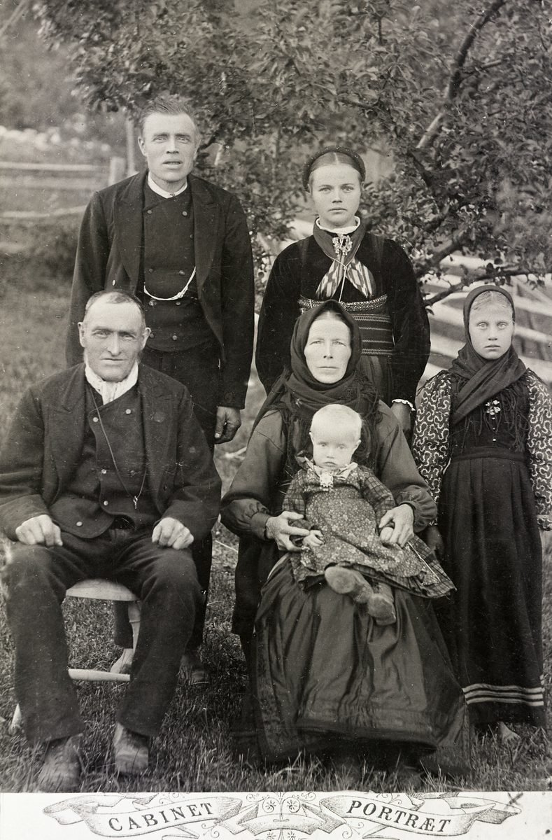 Familie frå Østerli Framme Sveinung og Gunhild med Kjersti Østerli (Evju) og Sveining.  Bak Sveinung Østerli med kona Gunhild f. Haugerud.