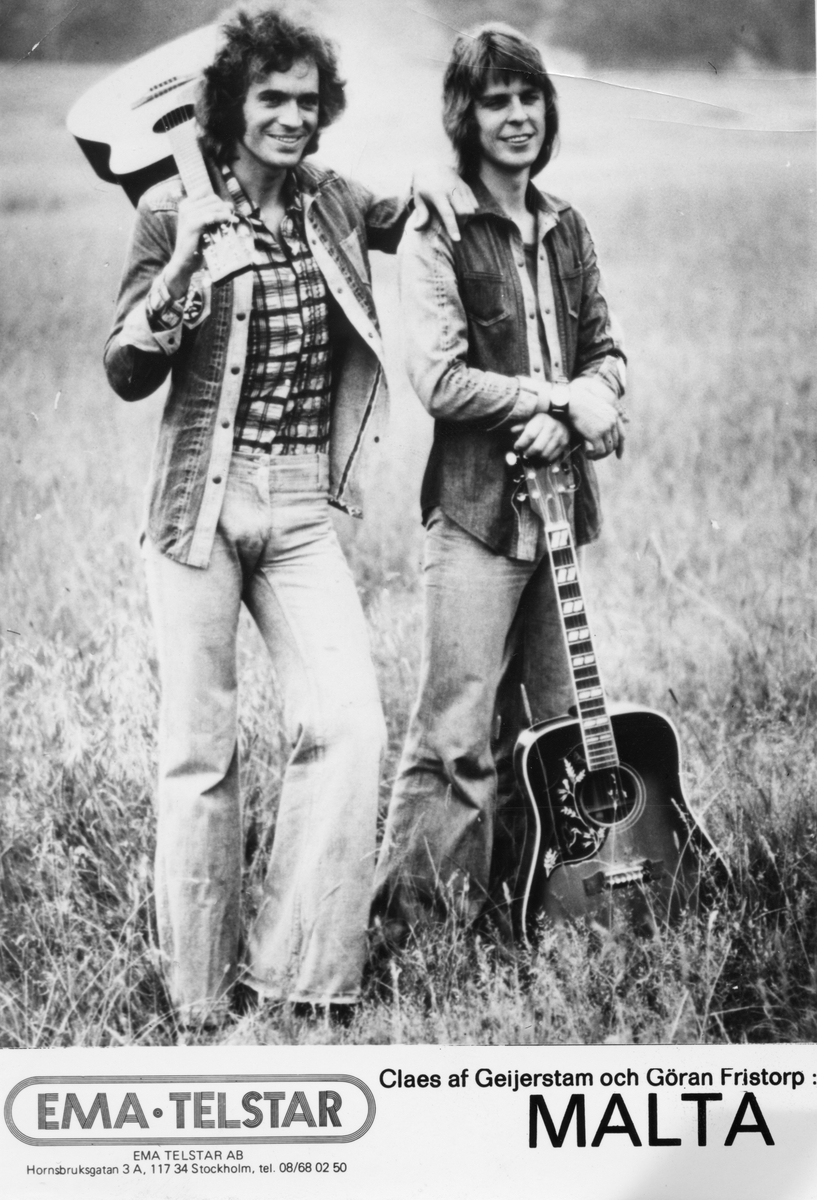 Bild på bandet Malta med Claes af Geijerstam och Göran Fristorp. De står i högt gräs med en varson gitarr.