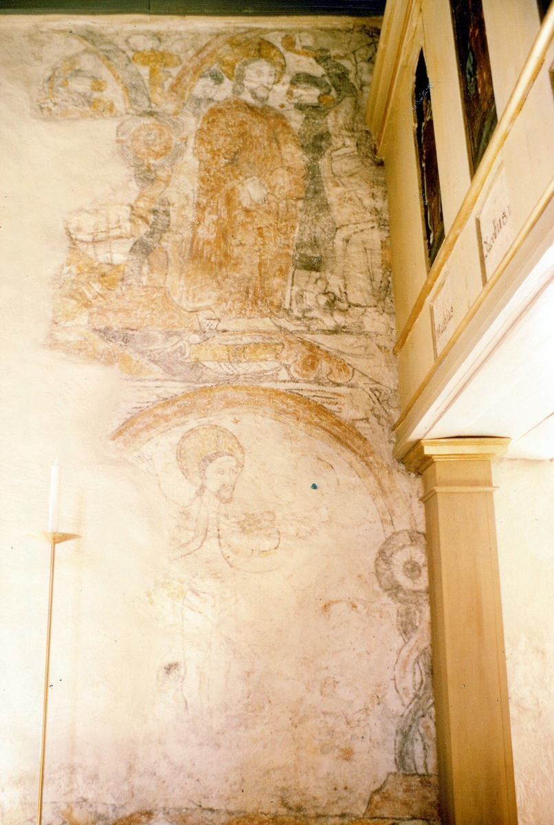 Stråvalla sn. Stråvalla kyrka,
Foto 1, Kalkmålning norra väggen, första hälften av 1500-talet.
Foto 2 Kalkmålning på södra väggen, första hälften av 1500-talet.
Foto 3, Fragment av kalkmålning bakom predikstolen.
Foto 4, Kalkmålning på södra väggen närmast orgelläktaren, första hälften av 1500-talet.