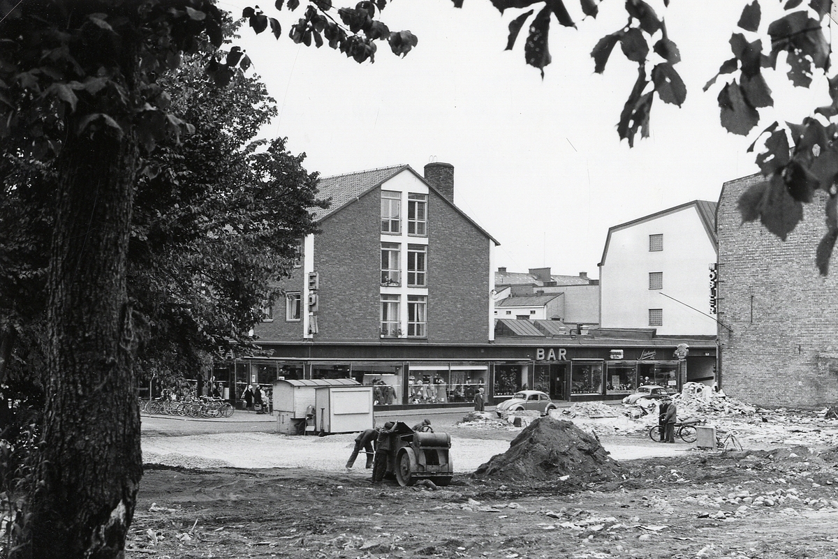 "Båtsmansbacken". Kvarteret Lugnet efter total rivning, 1961, korsningen Bäckgatan - Sandgärdsgatan. 
Till höger syns en del av kv. Håkan Sjögren.