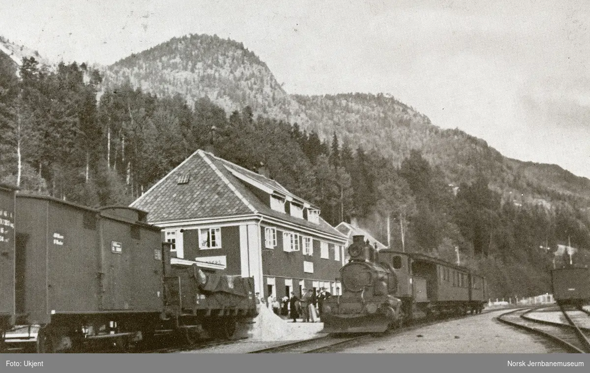 Damplokomotiv type 21a med persontog til Kongsberg på Rødberg stasjon