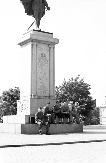 Text till bilden: "Elevgrupp vid staty".