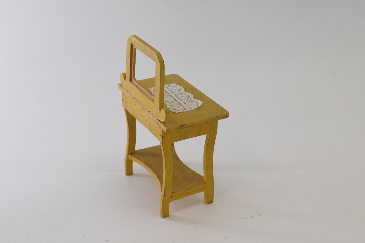 Toalettbord/sminkebord i tre, laget av krigsfanger fra Polen. Duk i blonder supplert av eier