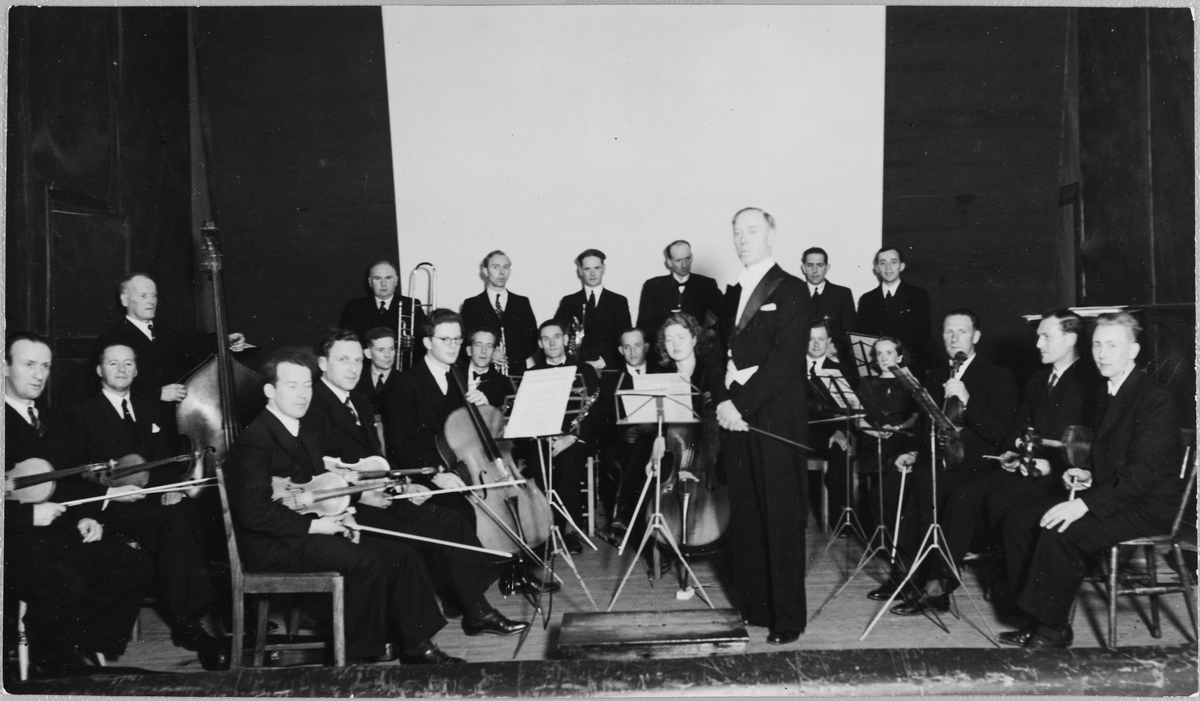 Egersund Amatørorkester. Orkesteret ble stiftet i februar 1942 og var enormt populære lyspunkt i den ellers så grå hverdagen. Dette bildet ble tatt i 1945.