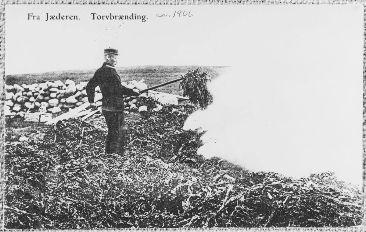 Torvbrenning på Jæren, ca. 1906.