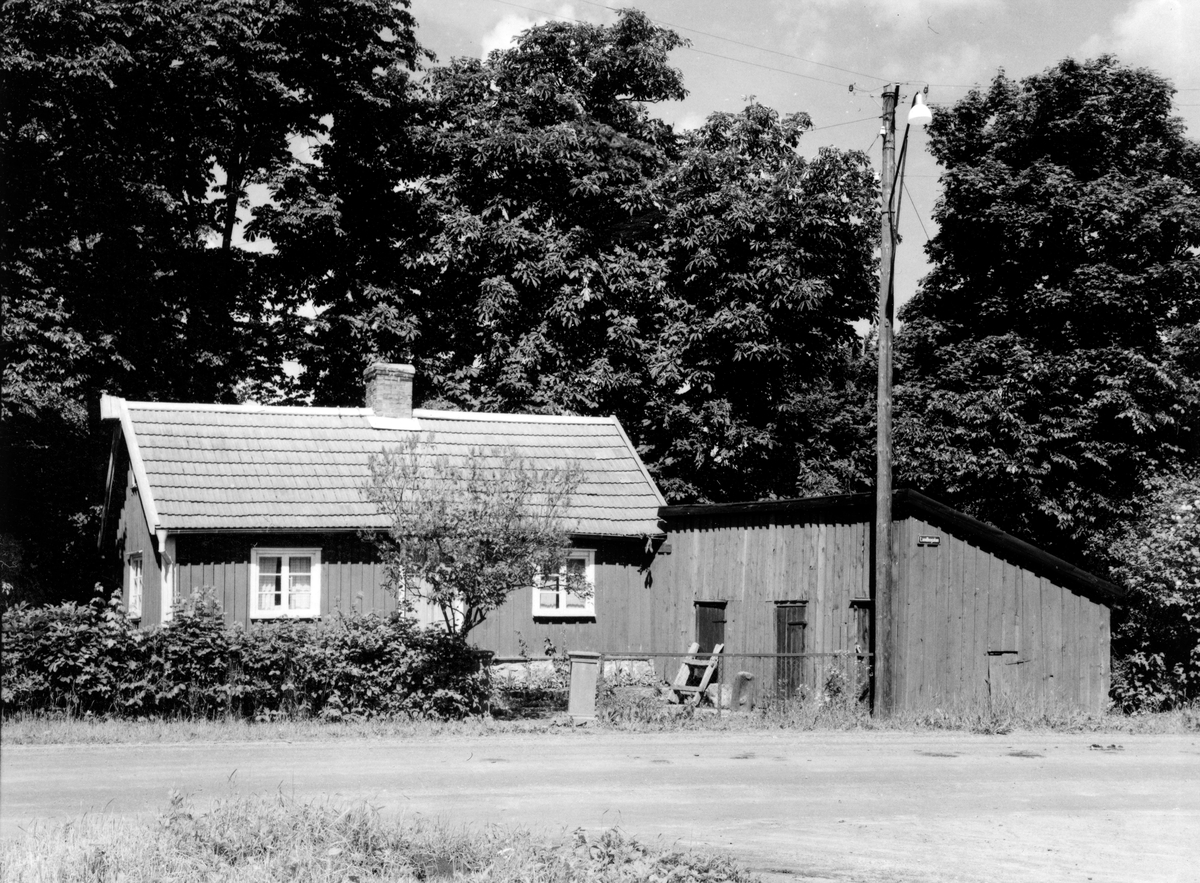 Landbogatan 10 "Larsa ve' le't". Från NM:s byggnadsinventering 1957. Senare flyttat till Repslagareg. 25.