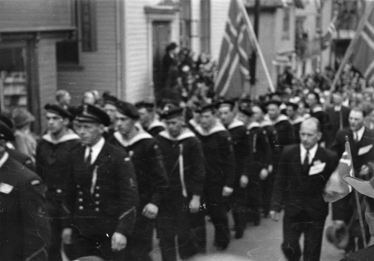 Marinegastene i borgertoget i Johan Feyersgaten, 17. mai 1945.