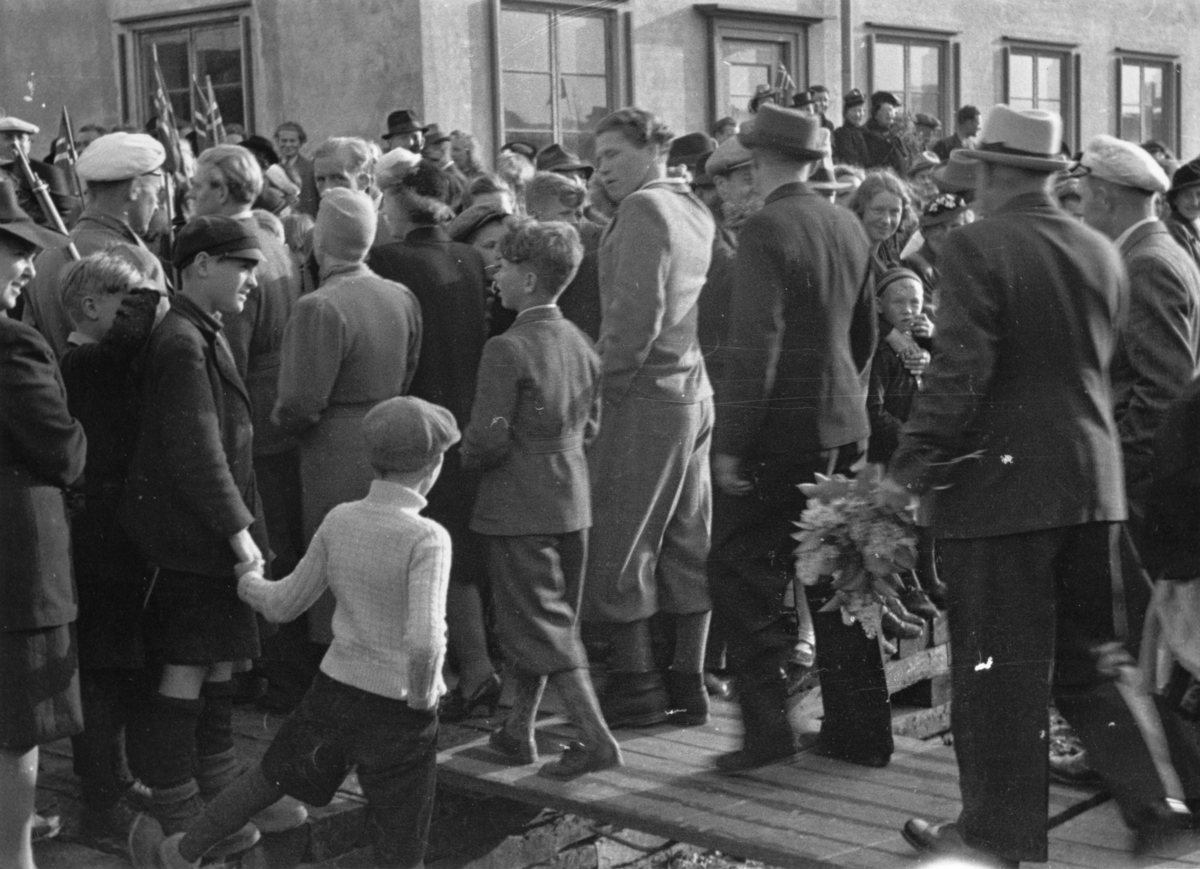 Mottakelse av Tysklandsfangene på jernbanestasjonen på Eie, 28. mai 1945.
