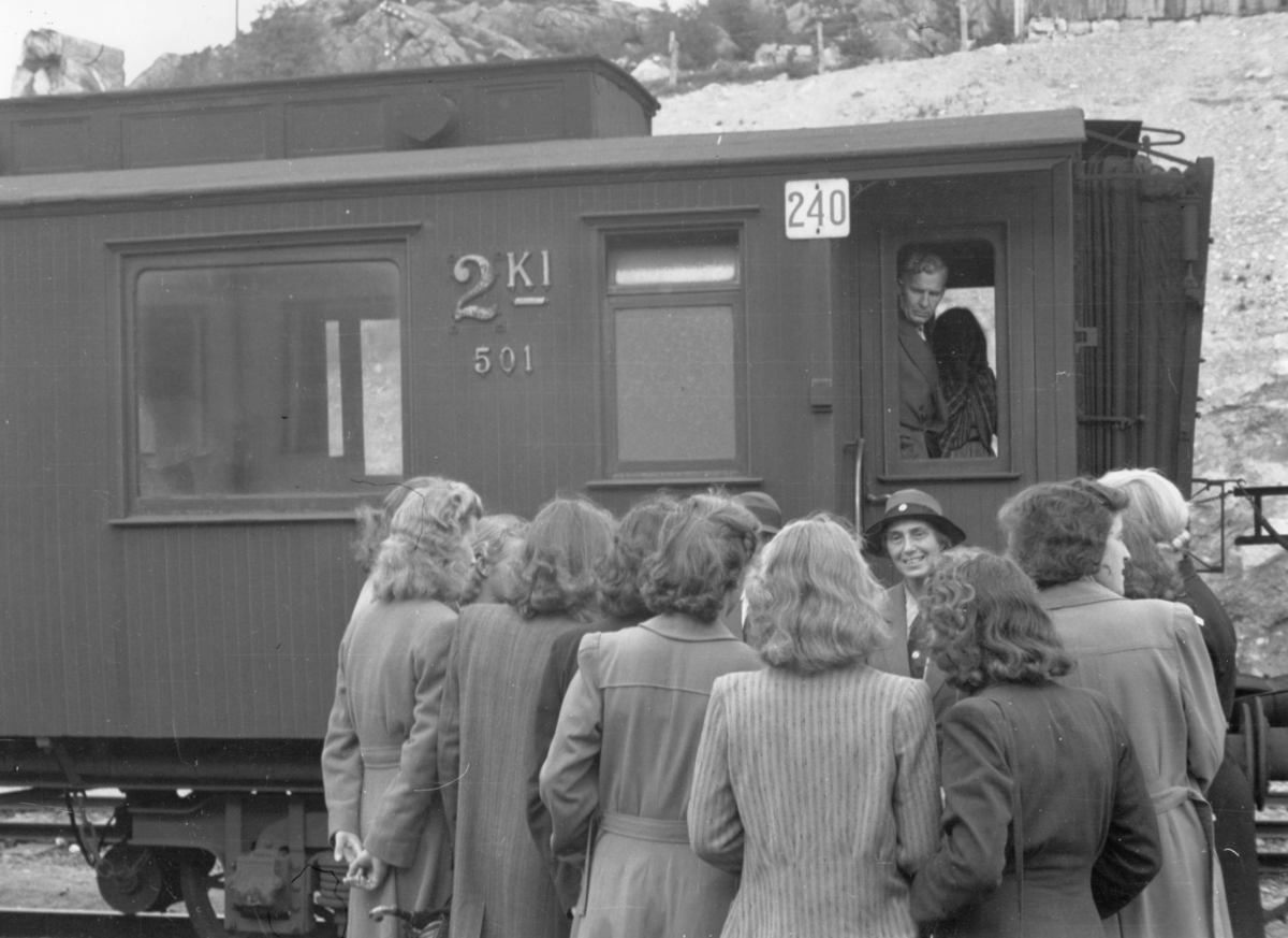 Jernbanestasjonen, 4. september 1945. Speidere fra Egersund hilser på Olave Baden-Powell som er på reise til Stavanger sammen med engelsk speiderleder.