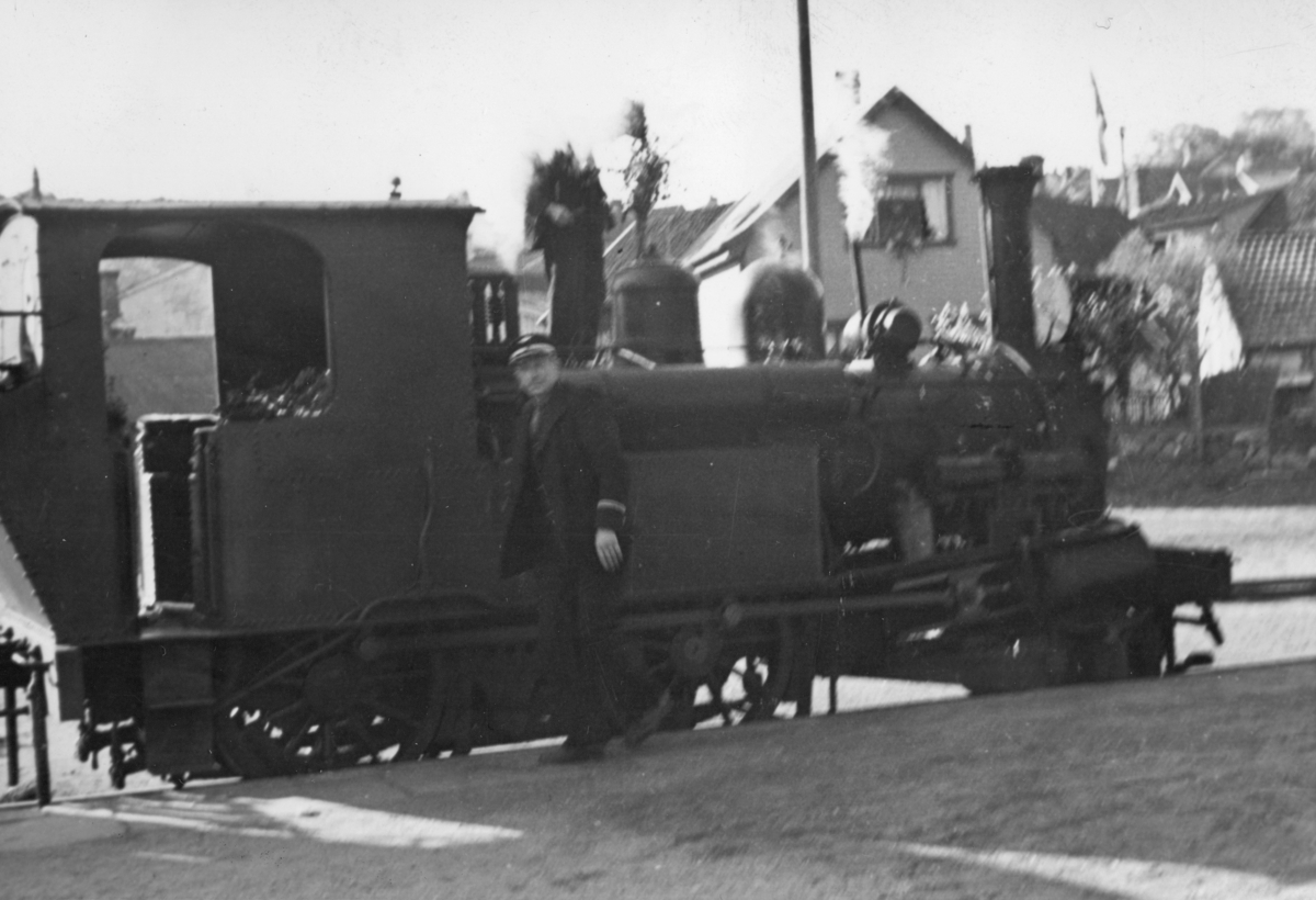 Lokfører Gjerdal med lokomotivet "Munin", 17. mai 1946.