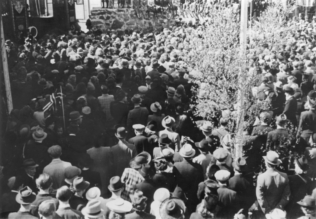 Folkemassen på Torget, 8. mai 1945.