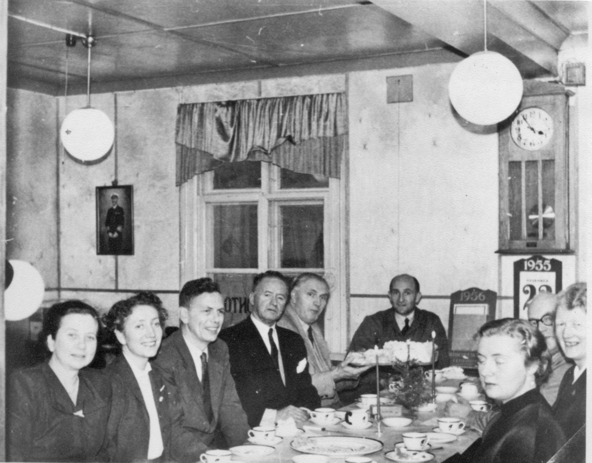 Juleselskap på Fayancefabrikkens kontor, 23. desember 1955.