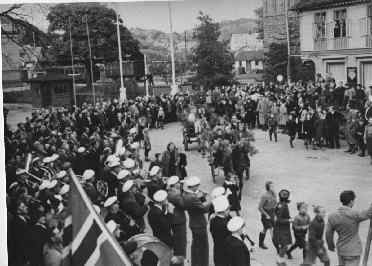 Kortesjen med Tysklandsfangene kjører inn på Torget og blir mottatt med musikk, 28. mai 1945.
