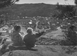 Brit og Kari Feyling på toppen av Kontrari, 1955.