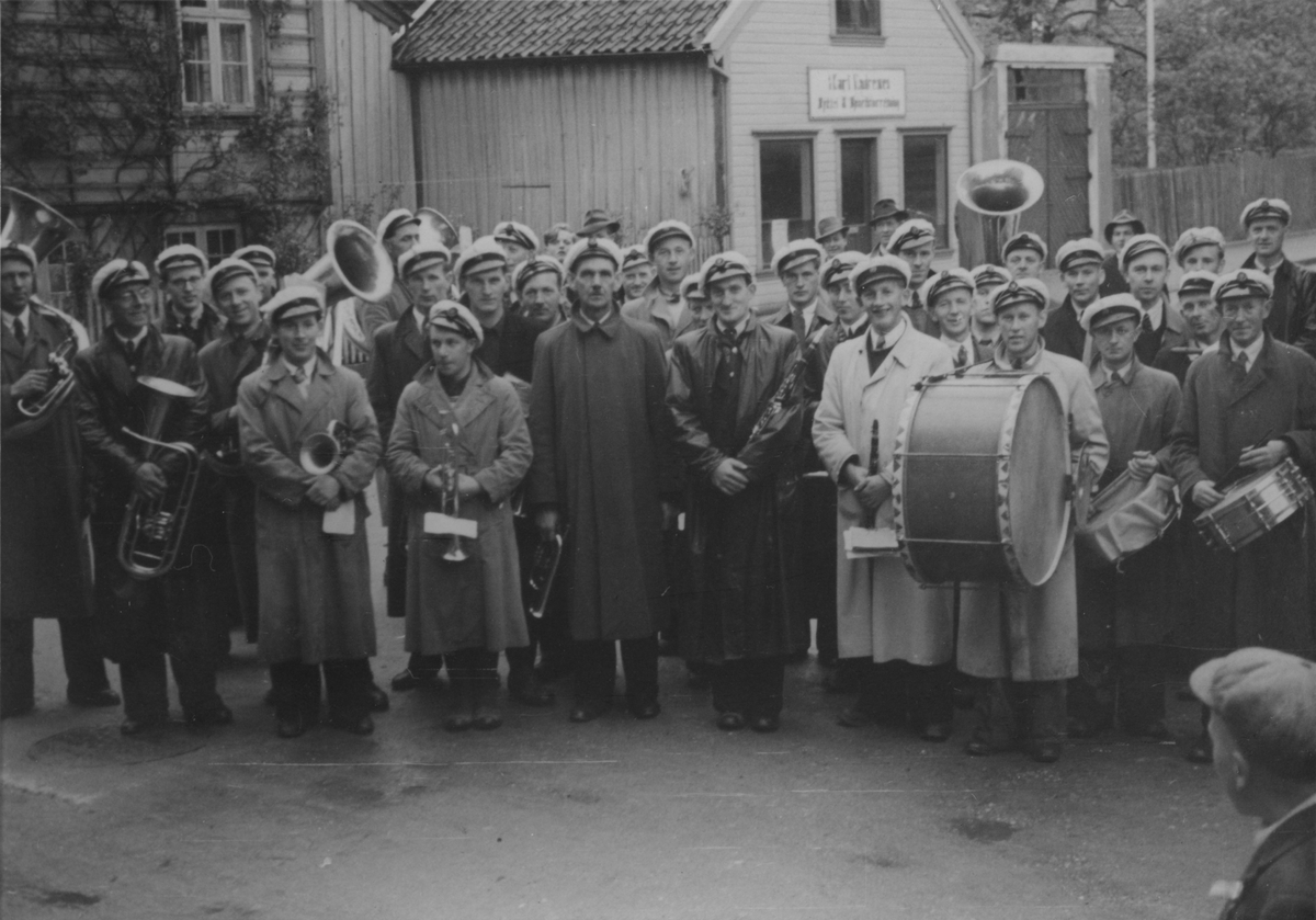 Musikantene samlet i Oluf Løwoldsgate før barnetoget, 17. mai 1945.