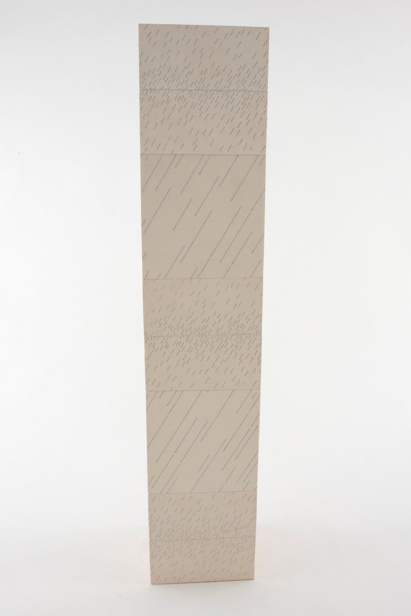 Skulpturelt objekt i høy, rektangulær form, utført i matt, hvitfarget porselen. Sidene er organisert i åtte horisontale felter, som er dekorert med diagonale gråfargede streker i ulik størrelse. Innsiden er hul.