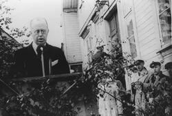 Adolf B. Albrethsen taler, 17. mai 1945.