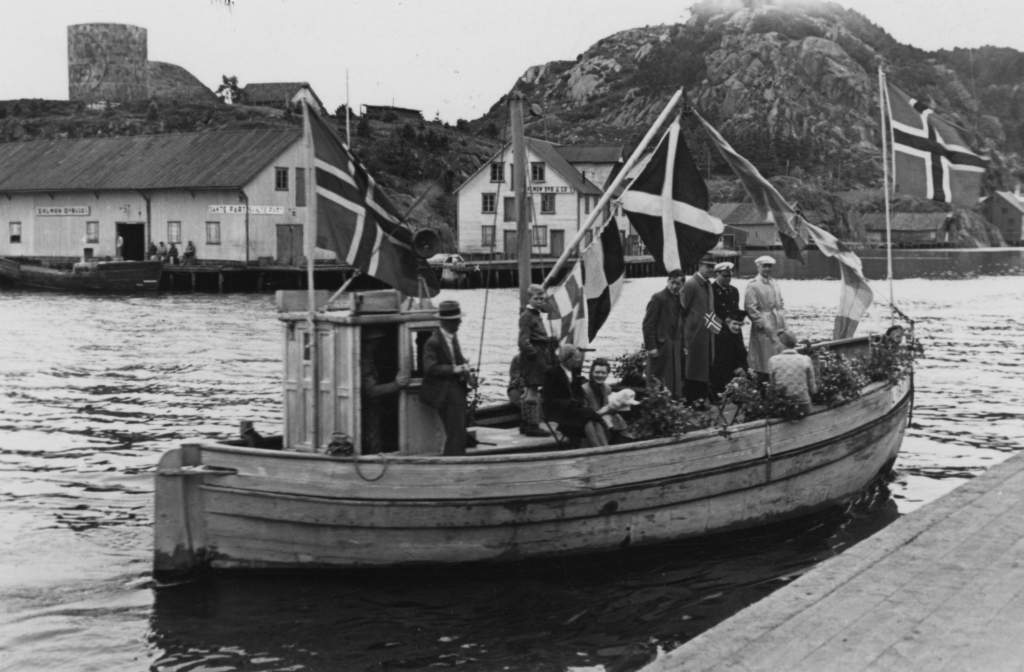 Eieskøyta pyntet for å hente Erik Torjusen, 24. juni 1945.