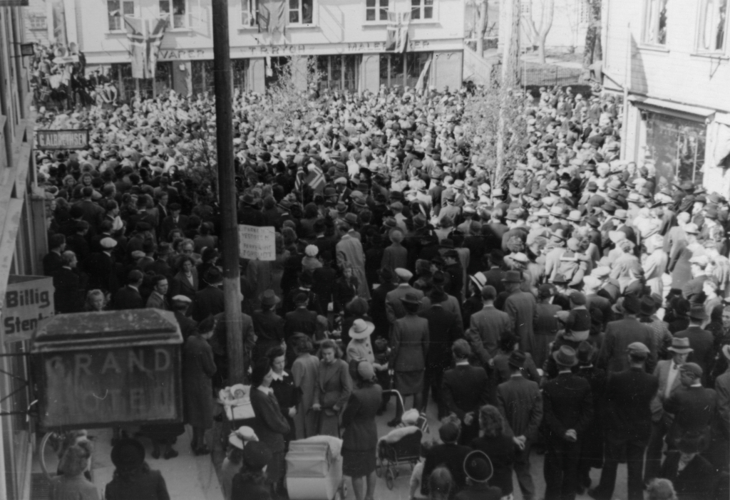 Folkemengden på Torget, 8. mai 1945.
