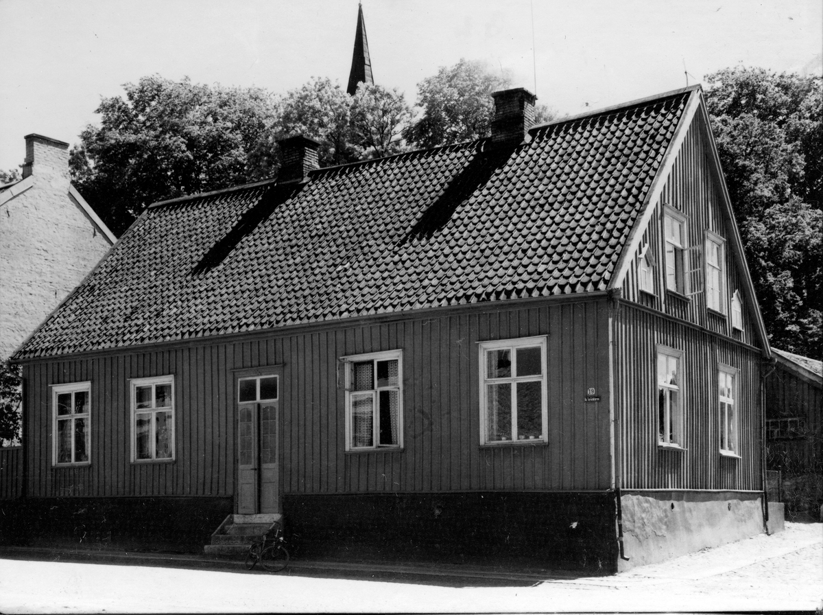 Storgatan 19. Den äldsta folkskolebyggnaden. Från NM:s byggnadsinventering 1957.