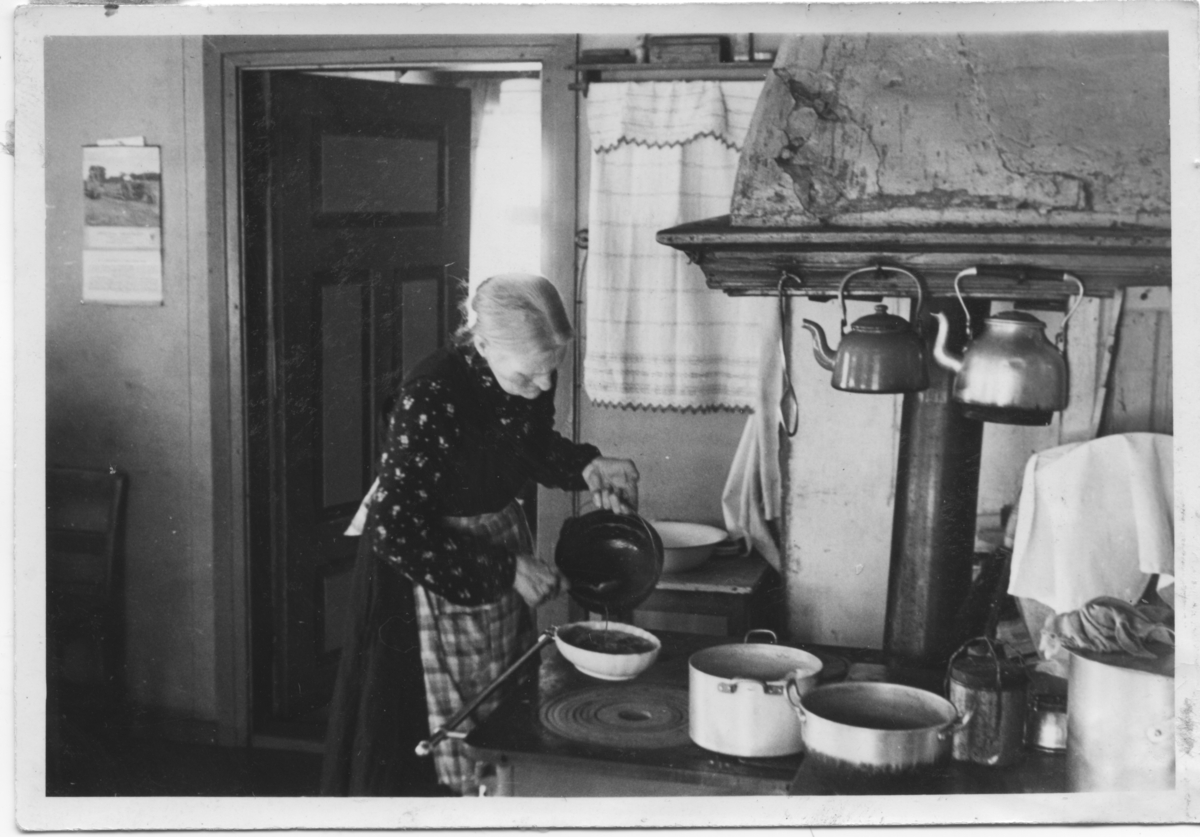 Ingebjørg Larsdatter Wiknes lagar mat i kjøkenet på Nørdre Sæli, Vestre Slidre.