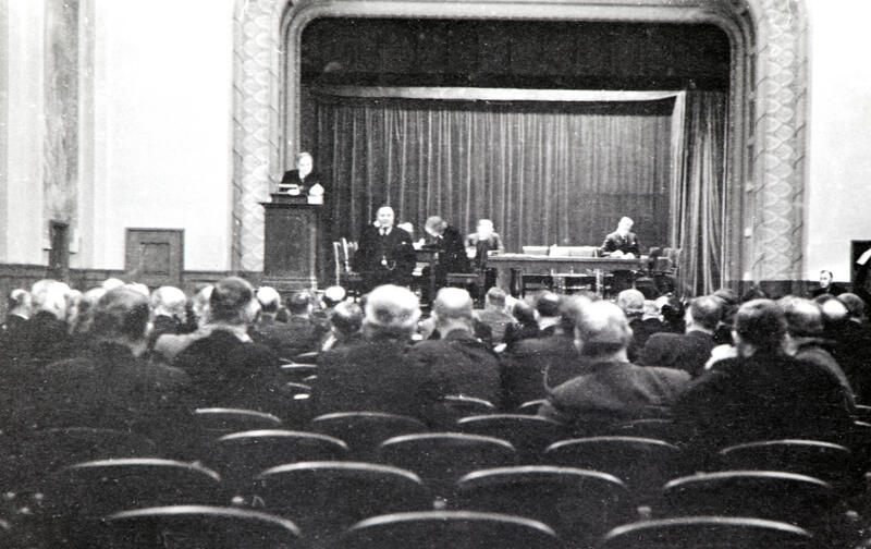 Bilde av scena i Festiviteten teater hvor Stortinget og Regjeringen var samlet 9. april 1940. (Foto/Photo)