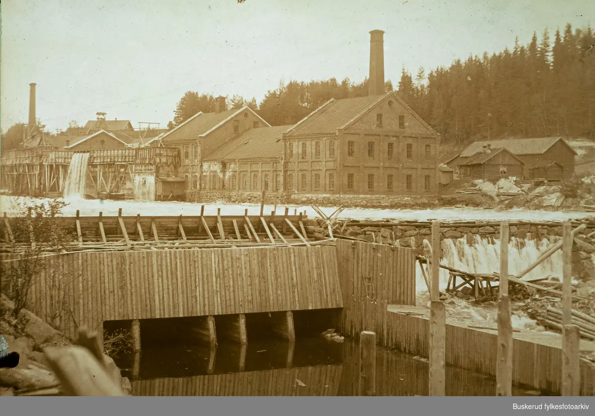 Follum tresliperi . Follums inntaksdam med Hofs Brug i bakgrunnen, Hofs brug er blitt papirfabrikk dvs bilde er fra etter 1891, ant.1903