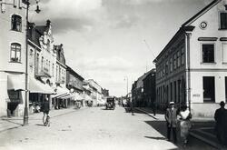 Storgatan, korsningen mot Bäckgatan, Växjö 1923. Till vänste