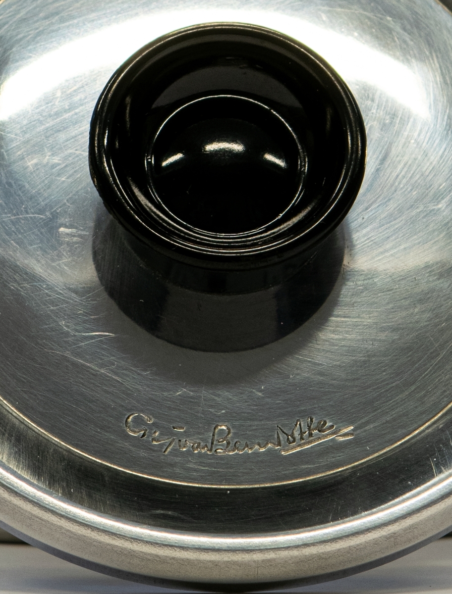 Kaffepanna i polerad aluminium med svart handtag och knopp. 2,5 liter. Locket har formgivarens signatur. I originalförpackning av papp. 
"Moderna kök kaffepanna - Design Sigvard Bernadotte"