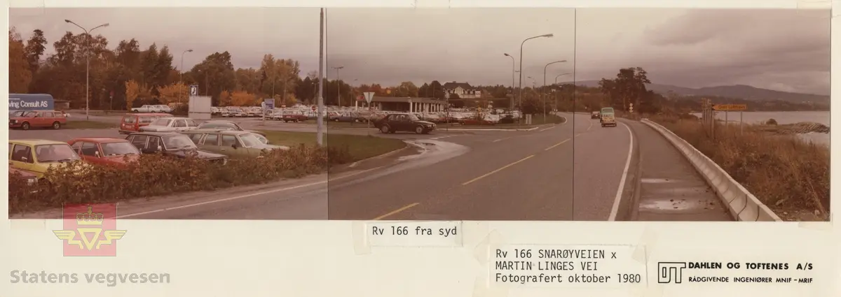Riksveg 166 Snarøyveien x Martin Linges vei. Riksveg 166 fra syd. Skilt viser Oslo Lufthavn Fornebu. Oktober 1980.
Bevoktet parkering og stor parkeringsplass.  Skilt med "Bruk Bilbelte."  
En Saab 99 kjører ut fra Martin Linges vei og ut på riksveg 166 Snarøyveien.