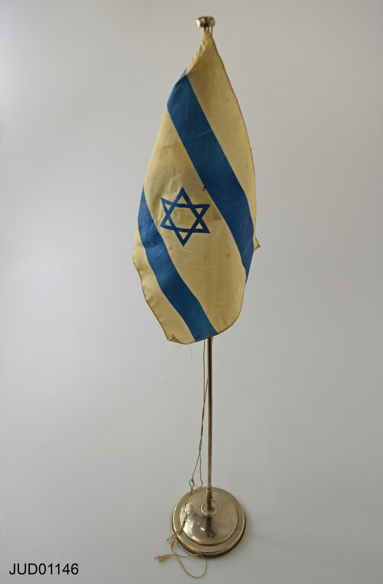 Israelisk bordsflagga på metallstång.