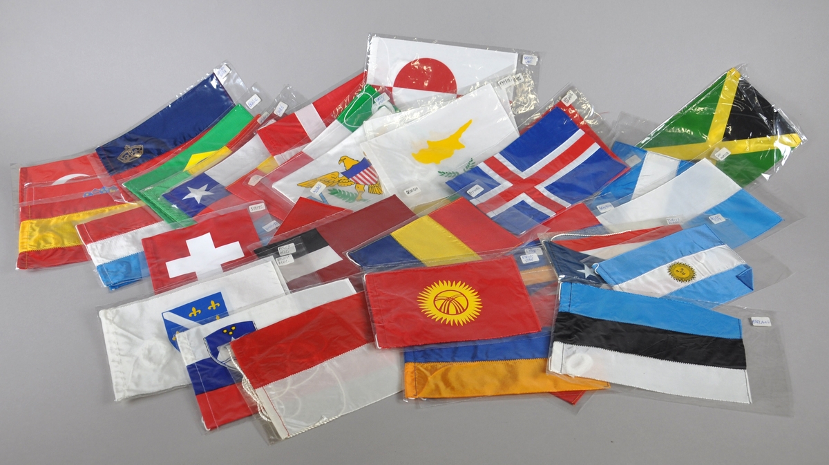 56 bordflagg fra ulike nasjoner.